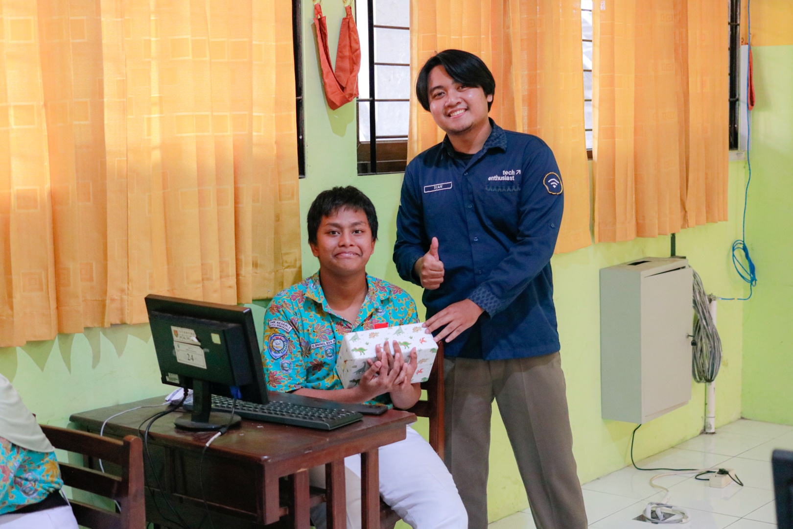 Penyerahan hadiah kepada penanya di SMK Negeri 2 Semarang